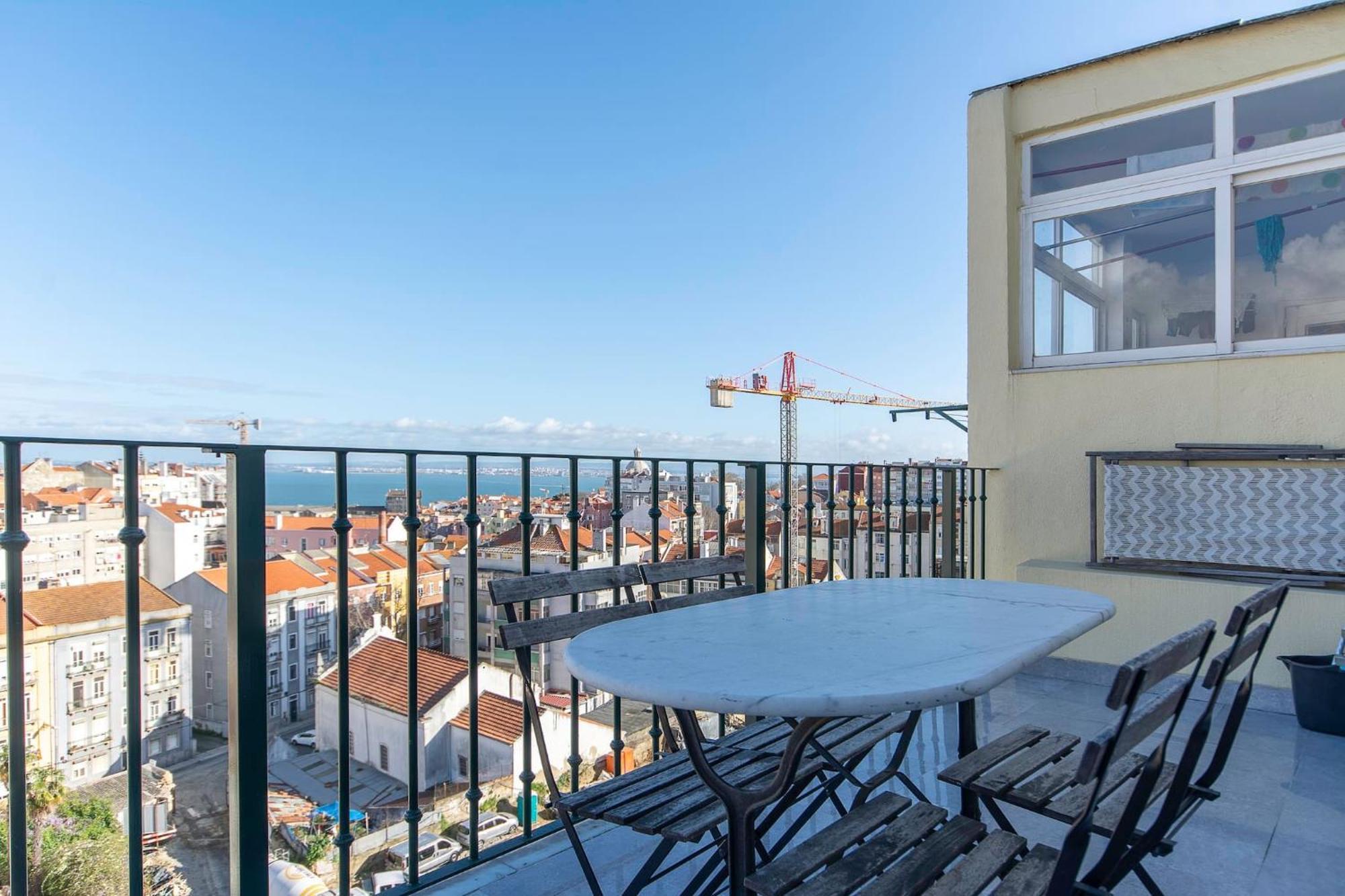 Amidst The Rooftops Of Lisboa Exterior foto